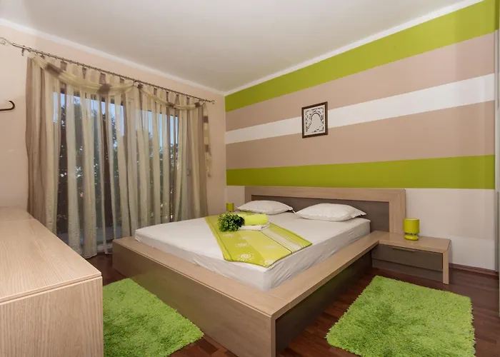 Appartement With Parking Space Okrug Gornji, Ciovo - 22799 *