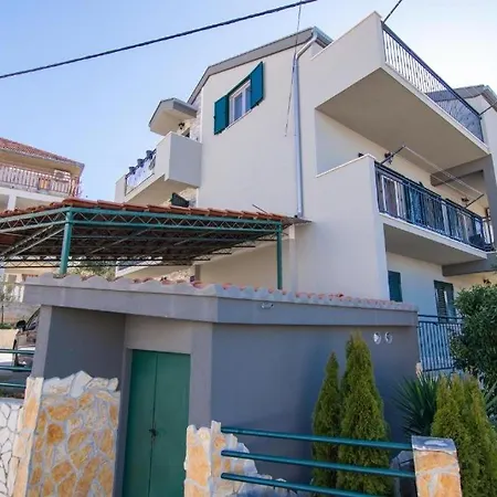 Apartament With Parking Space Okrug Gornji, Ciovo - 22799 *